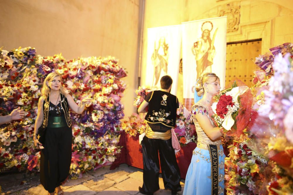 Desfile de abanderadas, ofrenda floral y procesión