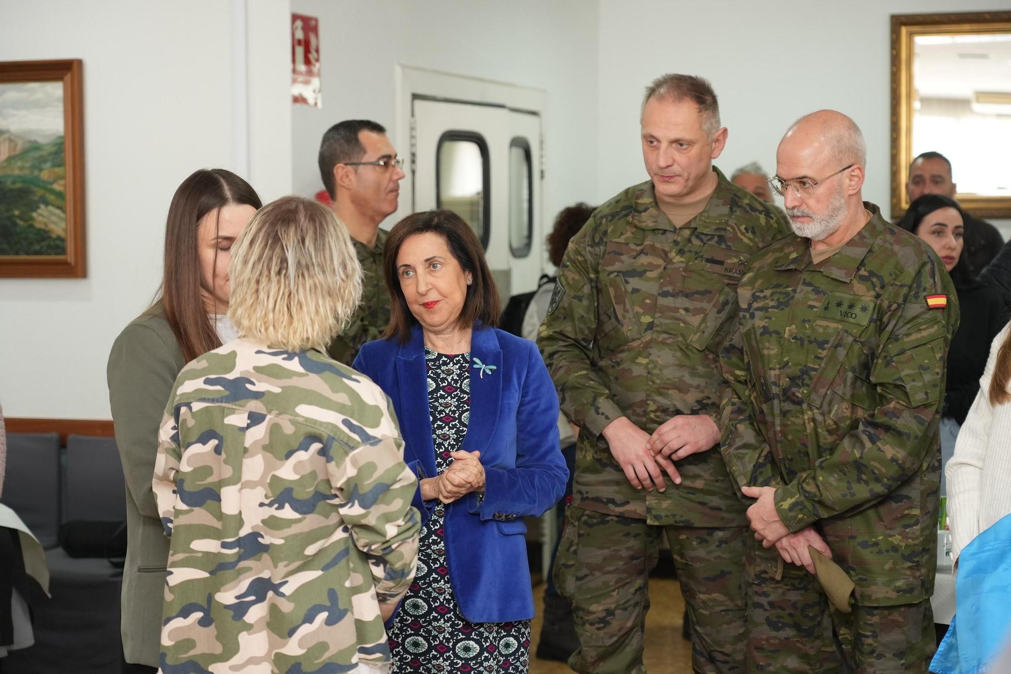 Visita de la ministra de Defensa a los 47 familiares de combatientes ucranianos que pasan dos semanas en el Grau de Castelló