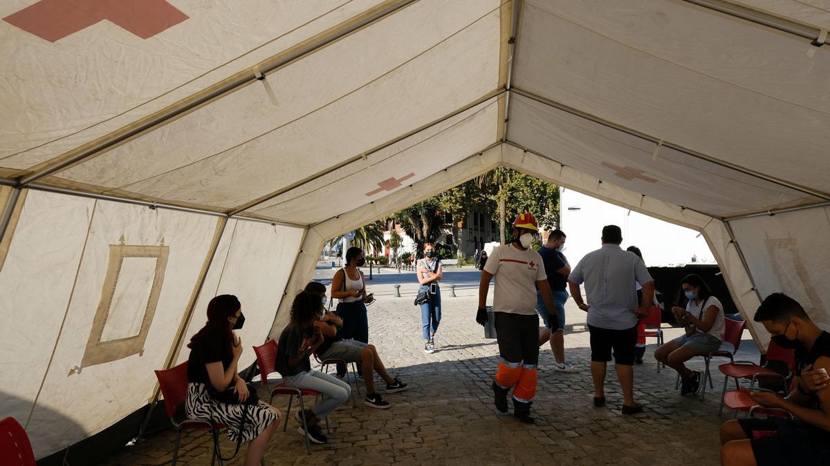 Vacunación sin cita en la plaza de la Marina