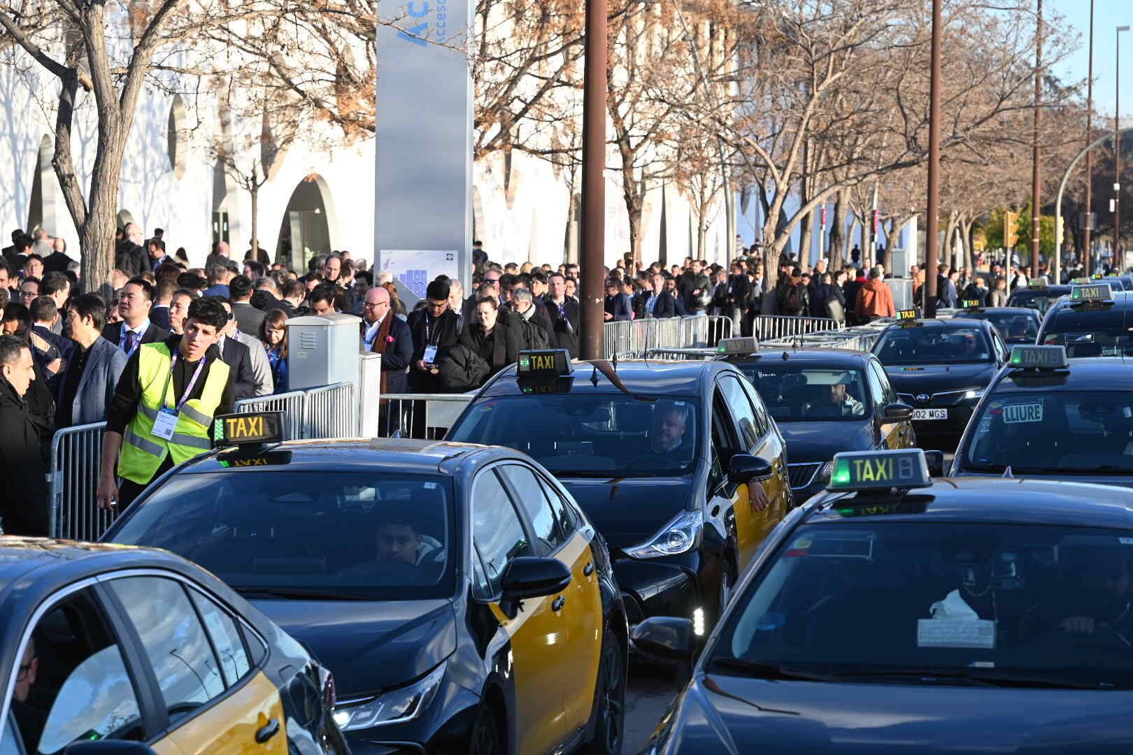 Colas de congresistas abarrotan la salida del Mobile World Congress de La Fira.
