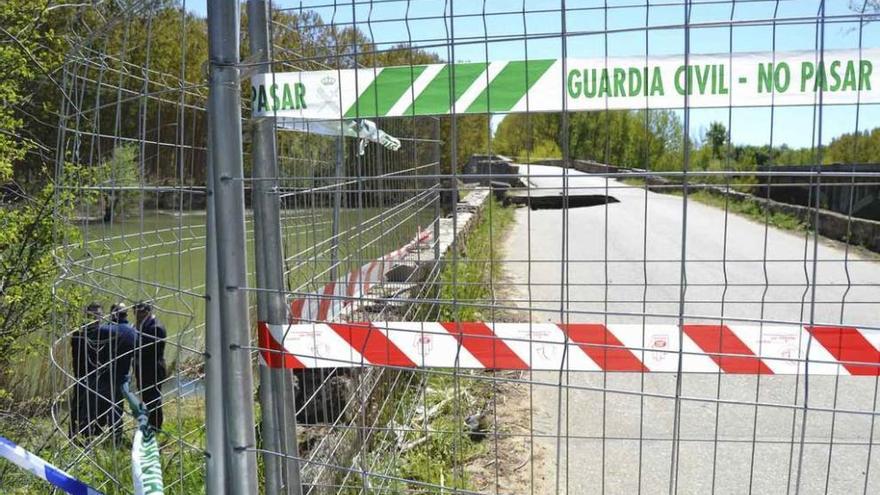 Vallas para cortar el puente de Castrogonzalo tras el hundimiento.