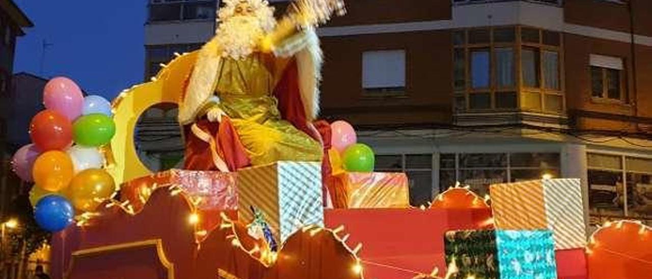 Arriba, el Rey Melchor reparte caramelos en una calle de Las Vegas. En el círculo, los Magos, en el centro social de Trasona.