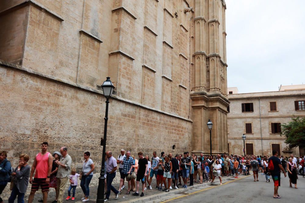 Operación nube: los turistas llenan Palma y atascos en los accesos