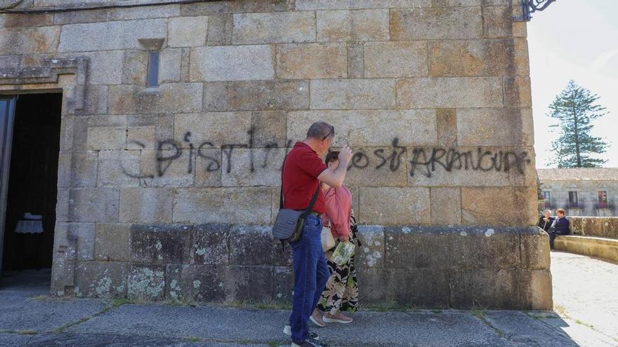 La fragilidad de la piedra complica el remedio al atentado de Fefiñáns