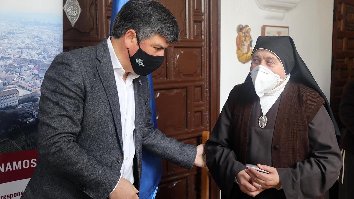 El alcalde de Montilla, Rafael Llamas, junto a la abadesa del convento, María Jesús Blanco.