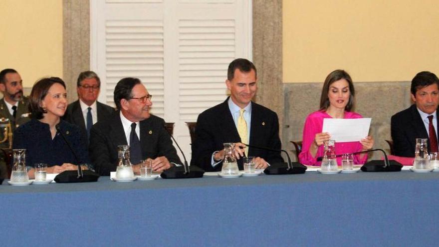 Por la izquierda, Teresa Sanjurjo, Matías Rodríguez-Inciarte, los Reyes y Javier Fernández.