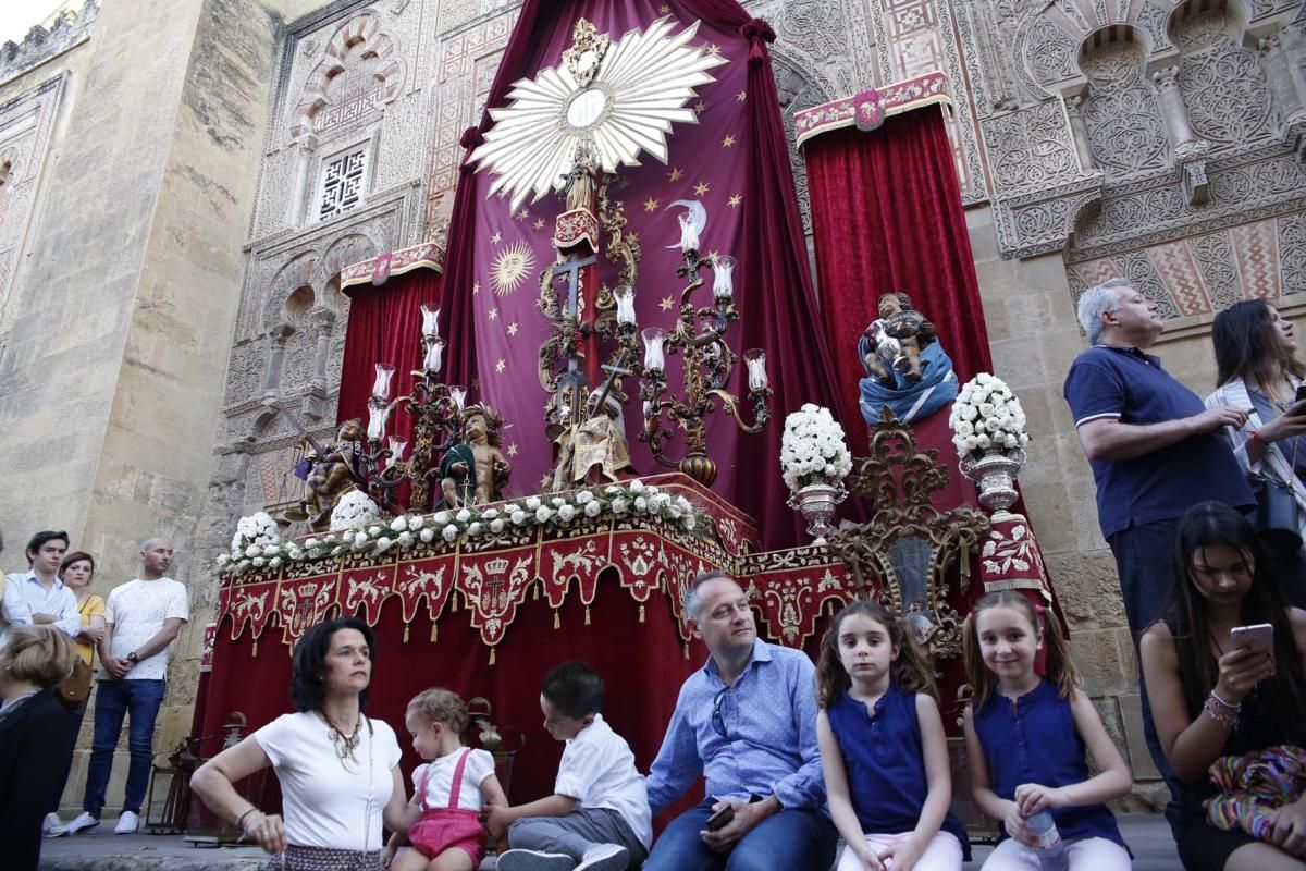 El Corpus recorre las inmediaciones de la Mezquita-Catedral