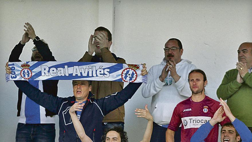 Aficionados del Avilés, ayer en el campo del Lagun Onak.