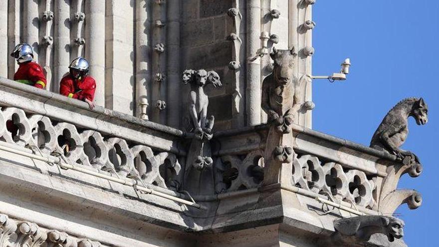 Los bomberos temen por la estabilidad de la fachada lateral de Notre Dame