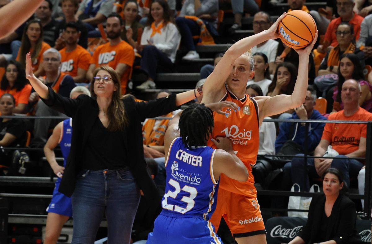 Anna Montañana, entrenadora del Perfumerías Avenida