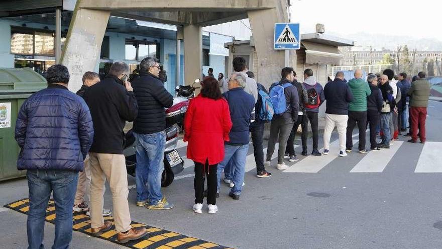 Un imagen de las colas registradas ayer en las taquillas del estadio de Balaídos. // Alba Villar