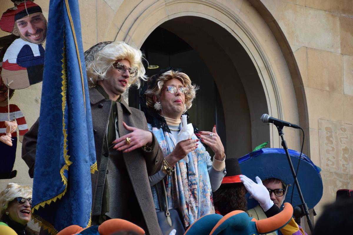 La sermonaire de Solsona reparteix a tort i a dret el matí de diumenge de Carnaval