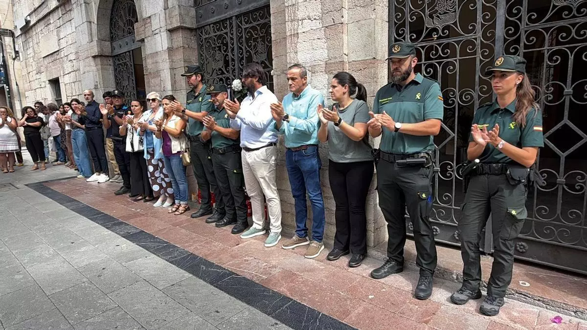 Un doloroso minuto de silencio en toda Asturias por Laura Cruz, la guardia civil asesinada en Llanes: “Todo el pueblo está indignado y en shock”