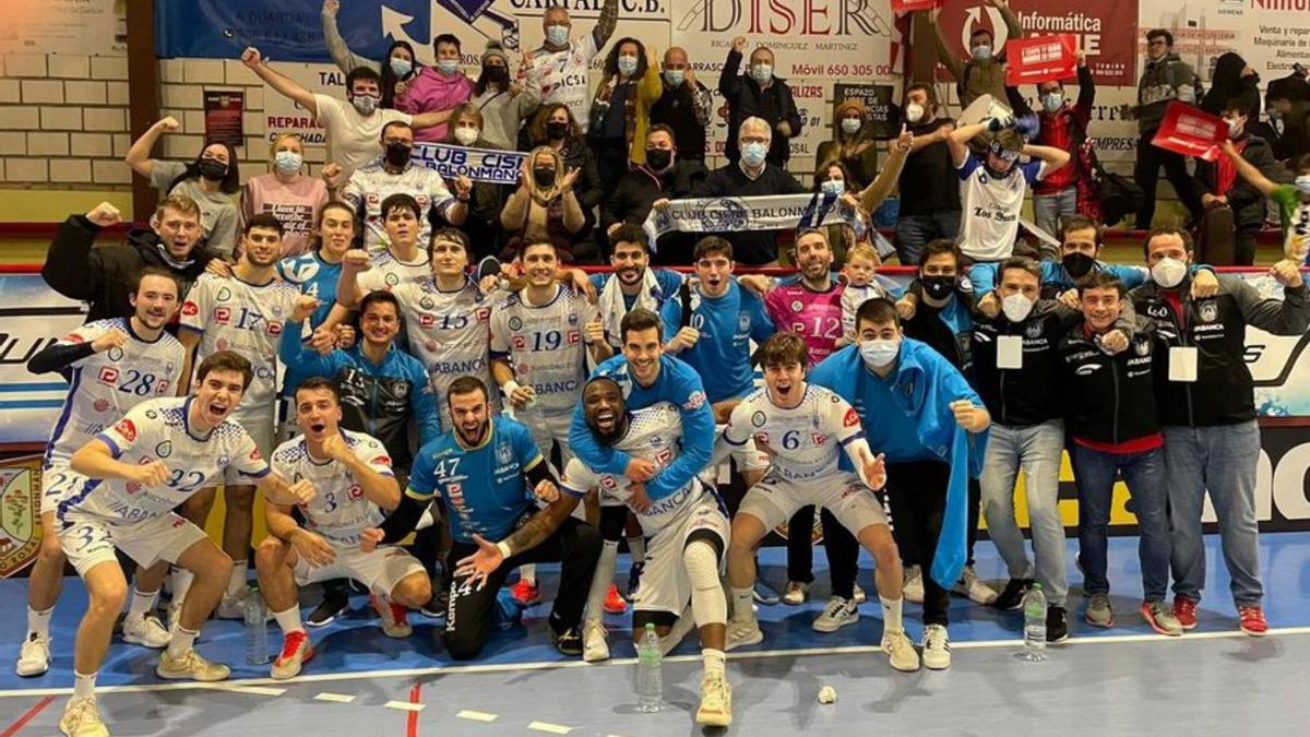 Celebración de los jugadores del Cisne tras el partido de ayer. |  // FDV