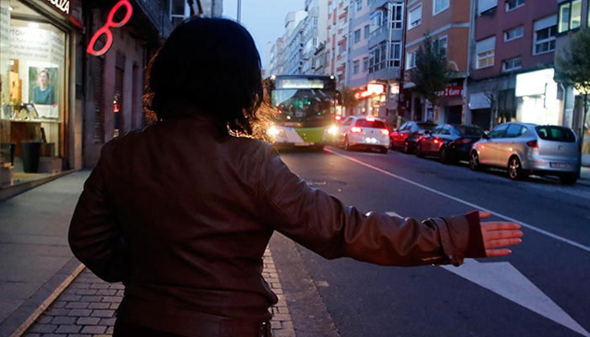 Una usuaria, en una parada de Vitrasa en Vigo // Alba Villar