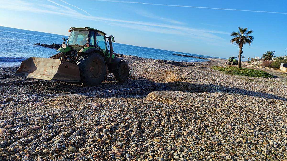 El Ayuntamiento de Moncofa ha iniciado los primeros trabajos de adecuación del litoral.