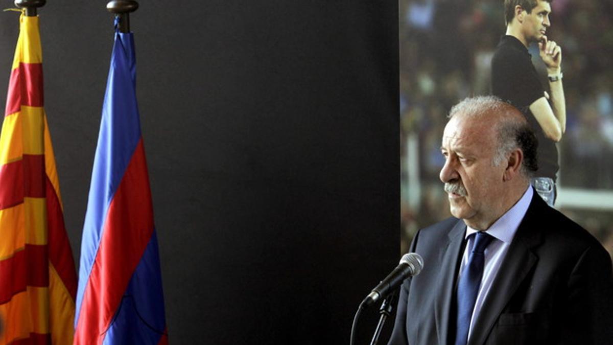 El seleccionador español de fútbol, Vicente del Bosque, ha visitado el Camp Nou para rendir homenaje a Tito Vilanova.