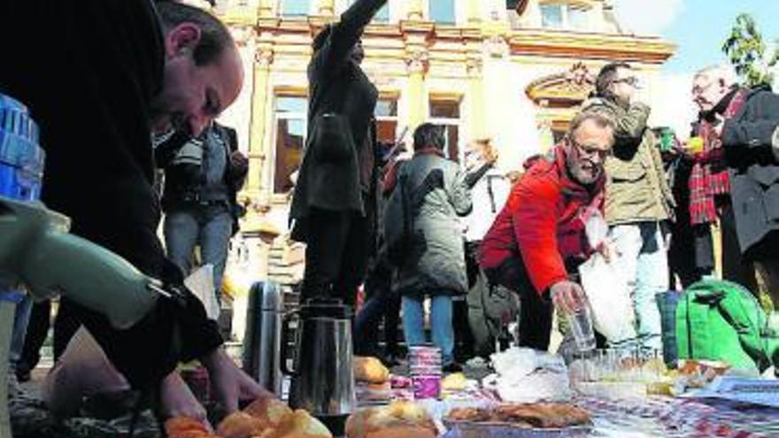 Los asistentes a la comida reivindicativa en los jardines de «Villa Magdalena».