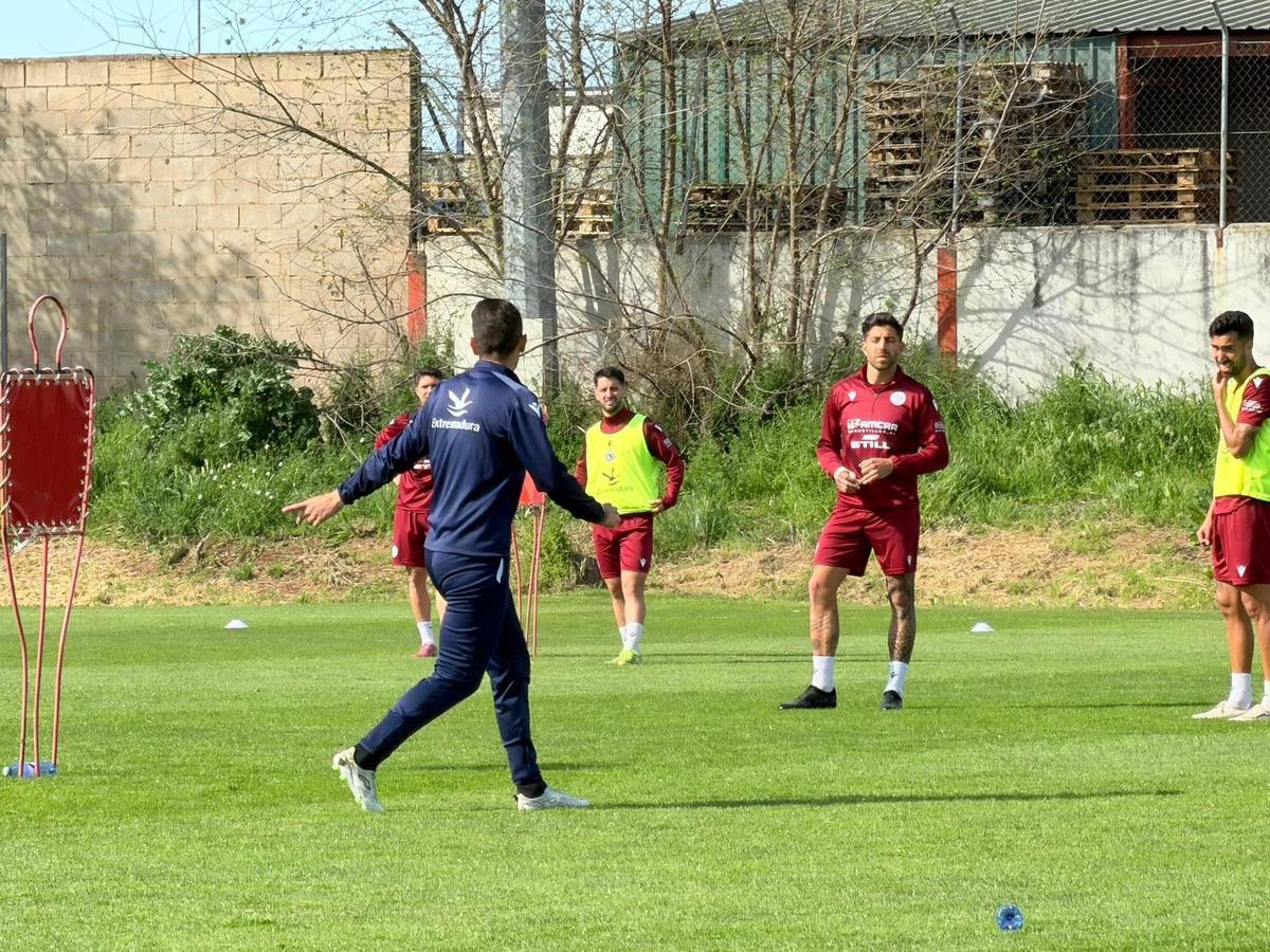 David Rocha dando órdenes a sus jugadores en uno de sus últimos entrenamientos antes de este sábado.