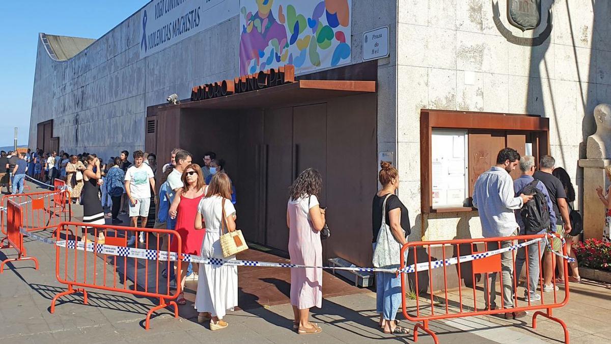 Cola ayer en el Auditorio Municipal de Vigo para comprar las entradas para el concierto de Love of Lesbian.