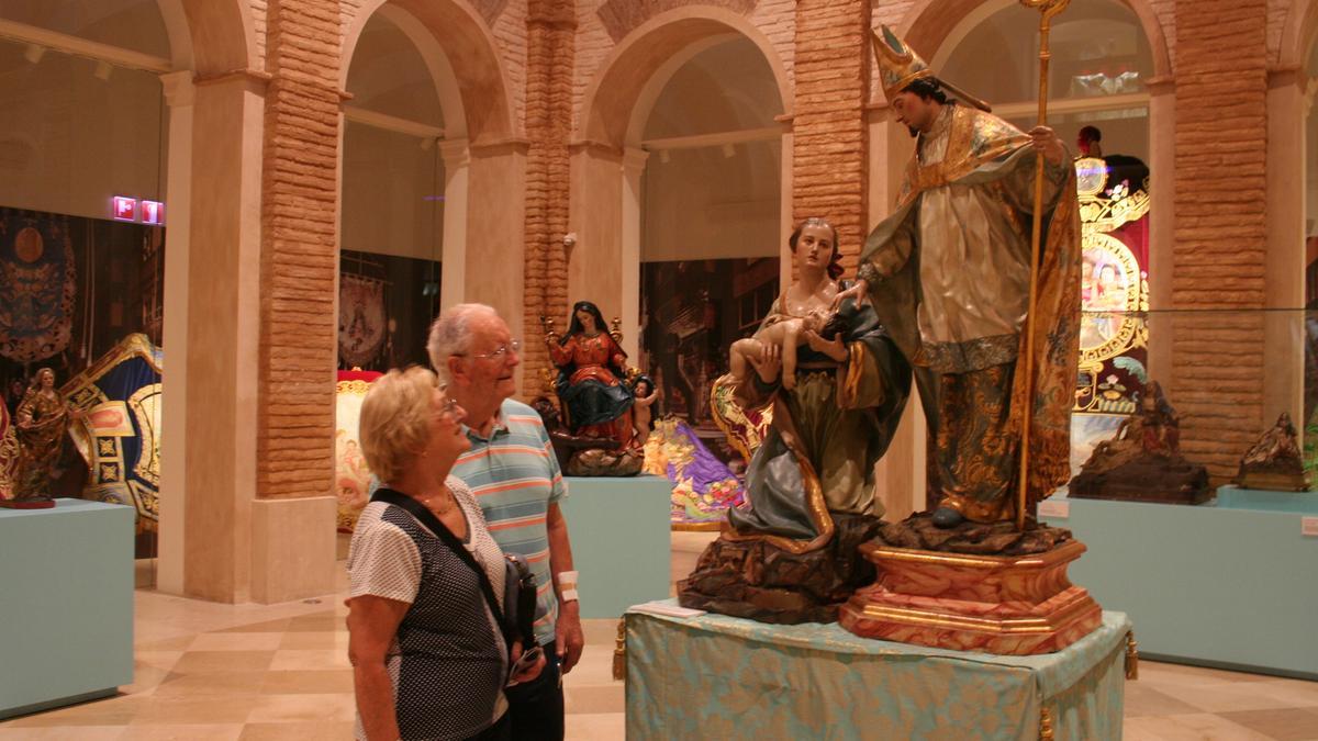 Visitantes contemplando ‘El Milagro de San Blas’ de Francisco Salzillo de 1755