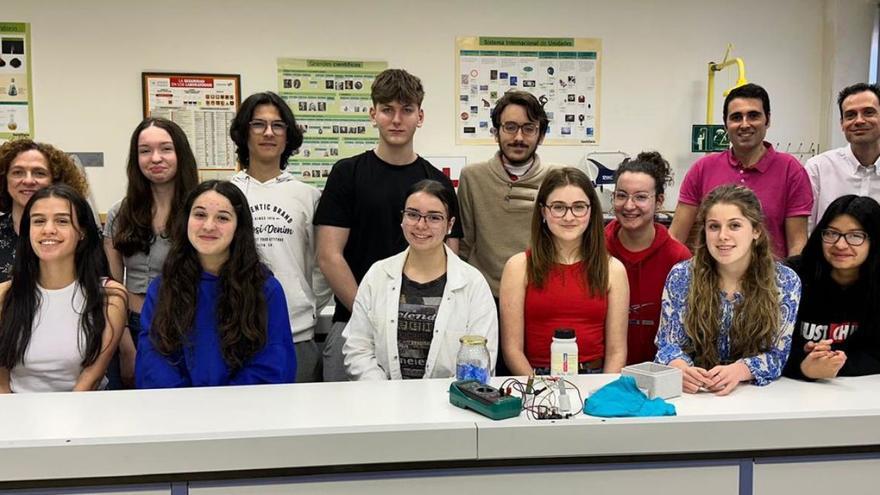 Alumnos y profesores involucrados en el lanzamiento de la sonda, en un laboratorio del centro. | R. L. P.