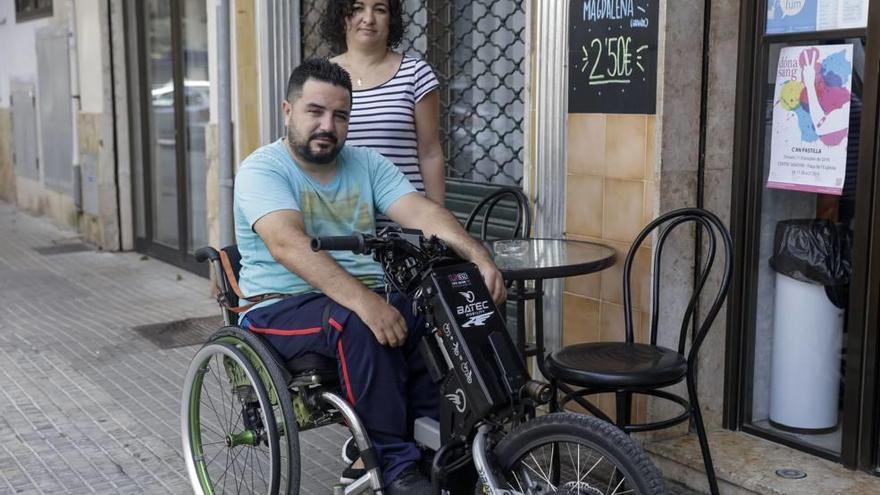 Carolina Carmona, junto a su hermano Iván, tetrapléjico tras un accidente de coche.