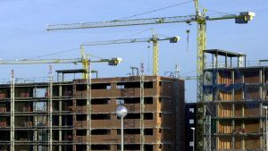 MD02. MADRID, 15/01/2010.- Imagen de archivo de varios edificios de viviendas en construcción. La venta de vivienda libre en España sumó en noviembre de 2009 un total de 34.828 operaciones, lo que supone un descenso del 2,6 por ciento respecto al mismo mes del ejercicio anterior y una fuerte moderación frente octubre, cuando el recorte fue del 21,3 por ciento. Esta mejoría obedece a que en noviembre la venta de viviendas aumentó el 5,3 por ciento respecto a octubre. EFE/Archivo/Chema Moya