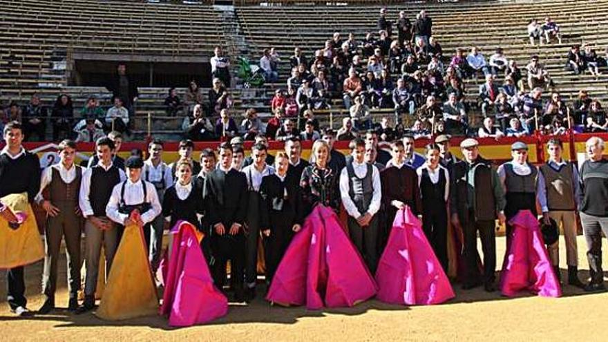 La alcaldesa acudió ayer a la inauguración de la Escuela Taurina