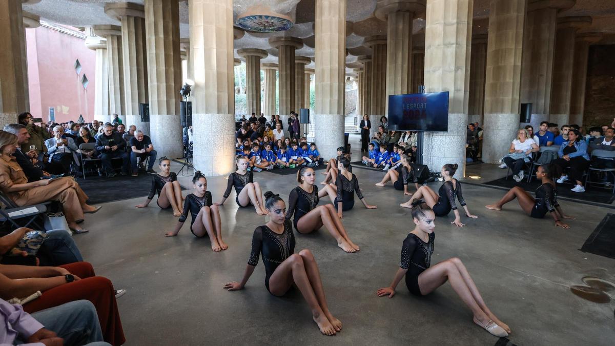 Exhibición de gimnasia en la Festa de l'Esport de Gràcia 2024, celebrada en la sala hipóstila del Park Güell