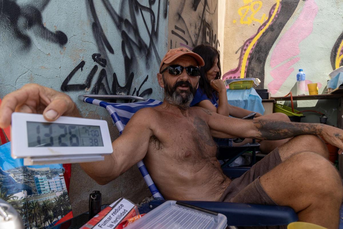 Jan, enseñando el termómetro que marca 38 grados centígrados