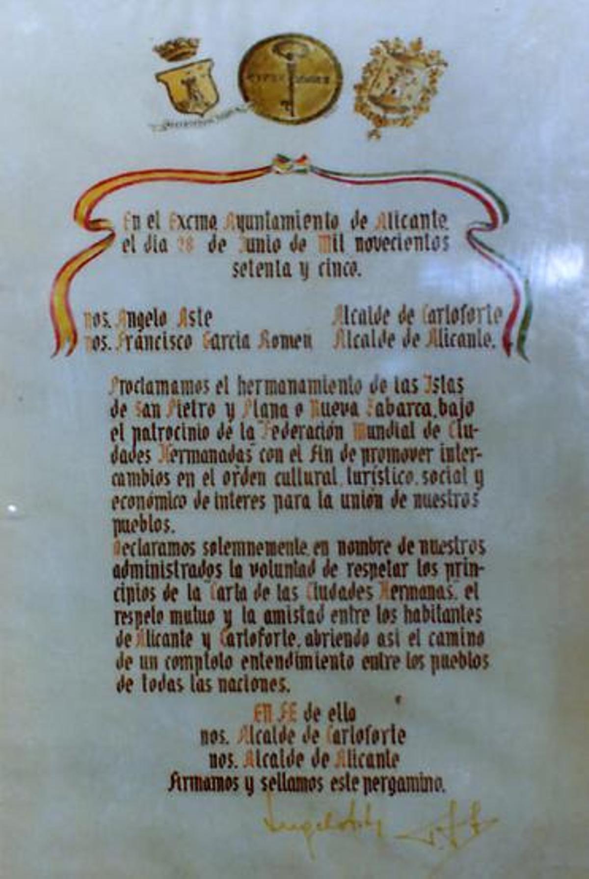 Documento firmado por Angelo Aste, alcalde de Carloforte, y Francisco García Román, alcalde de Alicante, el 28 de junio de 1975.