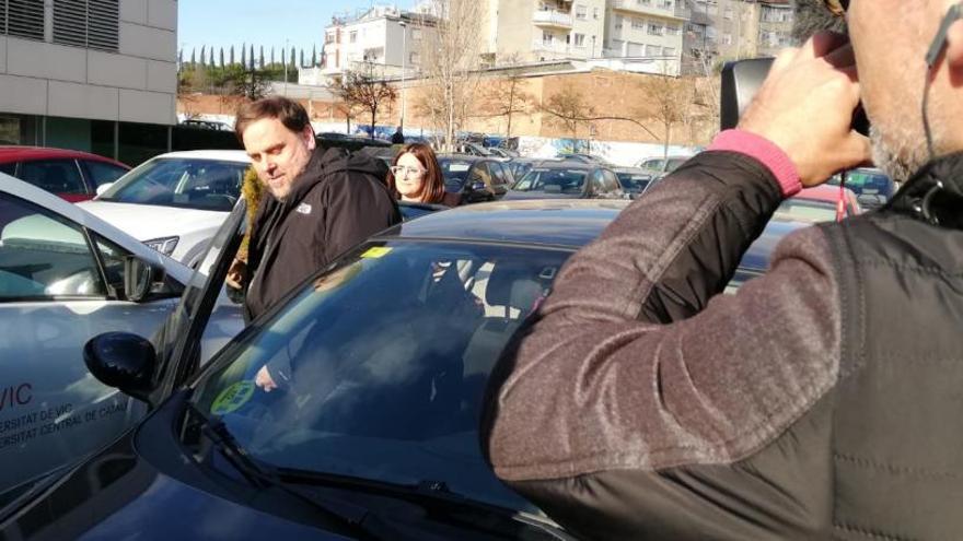 Junqueras entrant al vehicle per marxar de la FUB