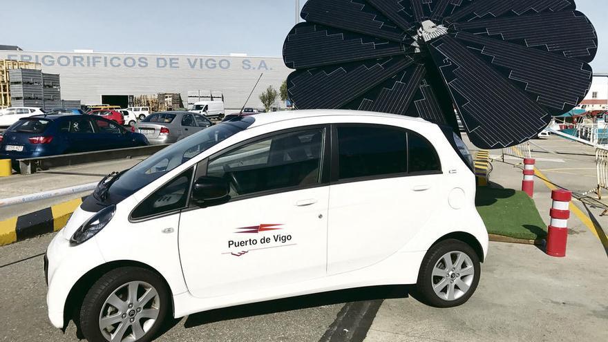 Un vehículo eléctrico enchufado al &quot;SmartFlower&quot; en O Berbés. // Fdv