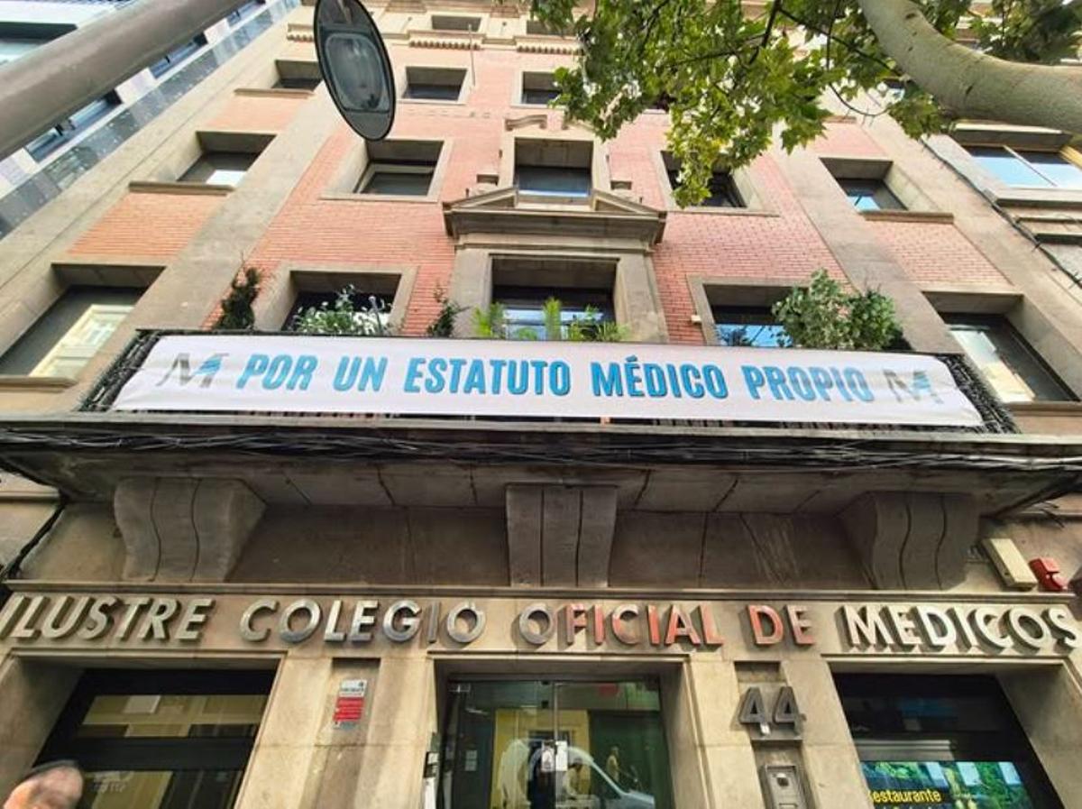 “POR UN ESTATUTO MÉDICO PROPIO” pancarta del Colegio Médicos Las Palmas