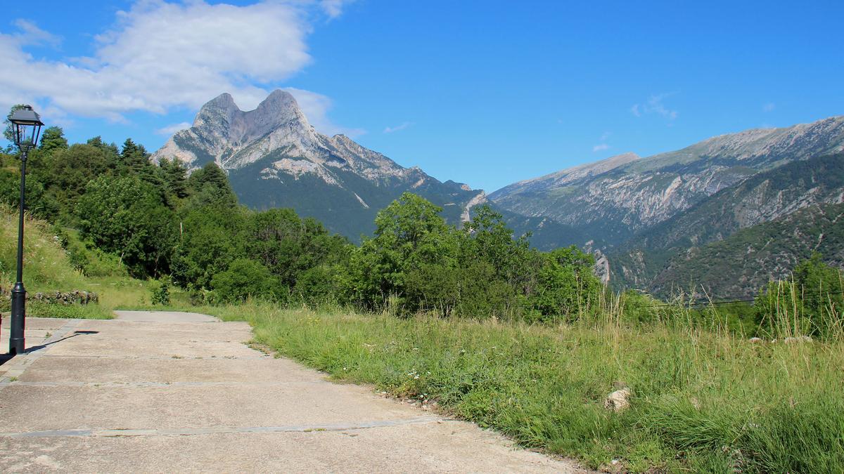 El Pedraforca des de Maçaners en un dia assolellat.