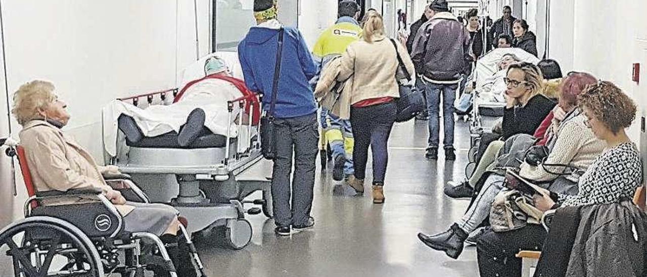 Pacientes en las urgencias del hospital Álvaro Cunqueiro de Vigo. // Marta G. Brea