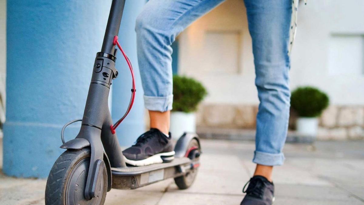 Imagen de un detalle de un patinete eléctrico.