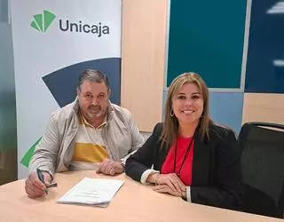 La asociación "Siempre Grado" firma un convenio de colaboración con Unicaja para apoyar la actividad de los negocios locales