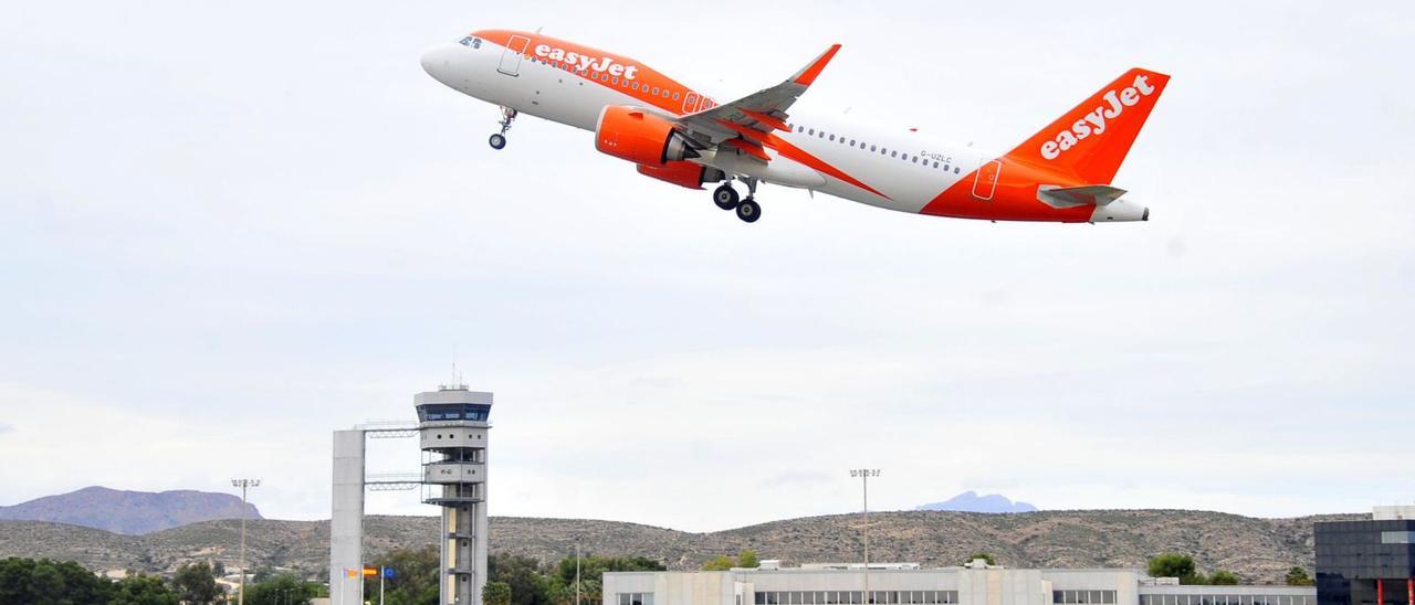 Un Airbus de la aerolínea británica EasyJet despega en el aeropuerto de Alicante, el pasado mes de diciembre. | MATIAS SEGARRA