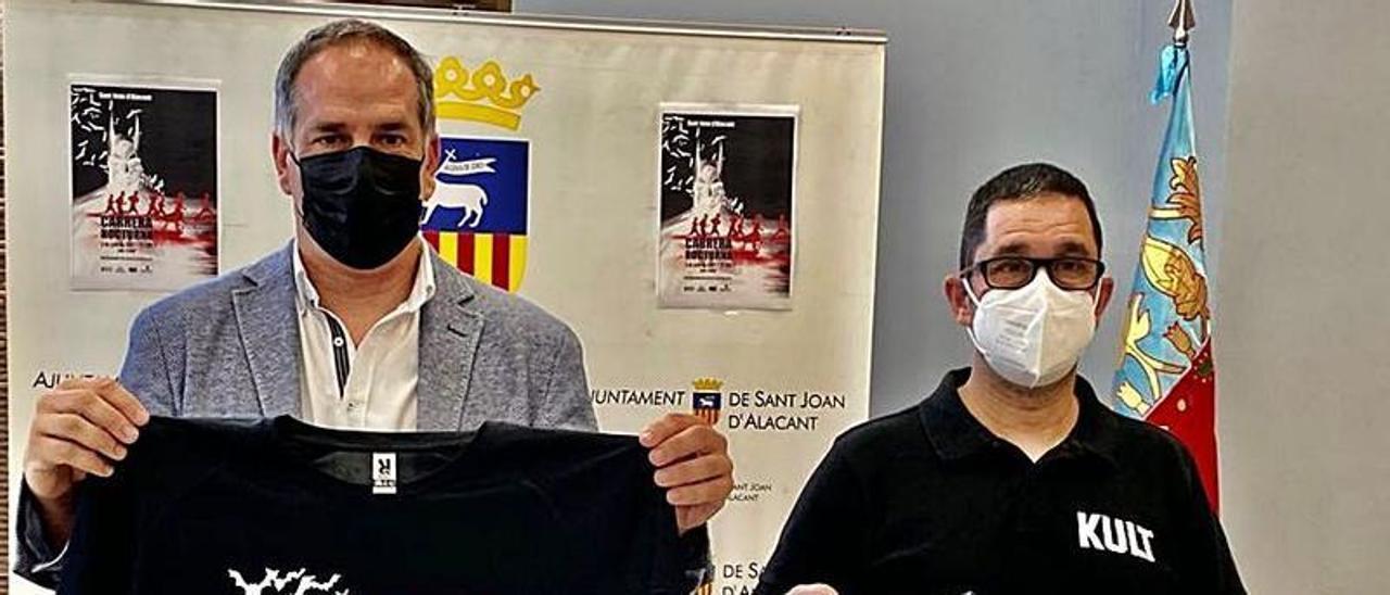 Santiago Román (i) posa junto a Juan López Gil (d),. | INFORMACIÓN