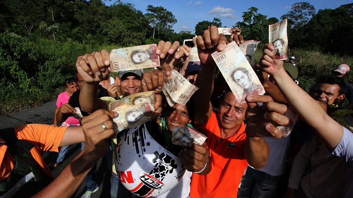 Protestas en San Cristobal (Venezuela) por la retirada de circulación de los billetes de 100 bolívares.