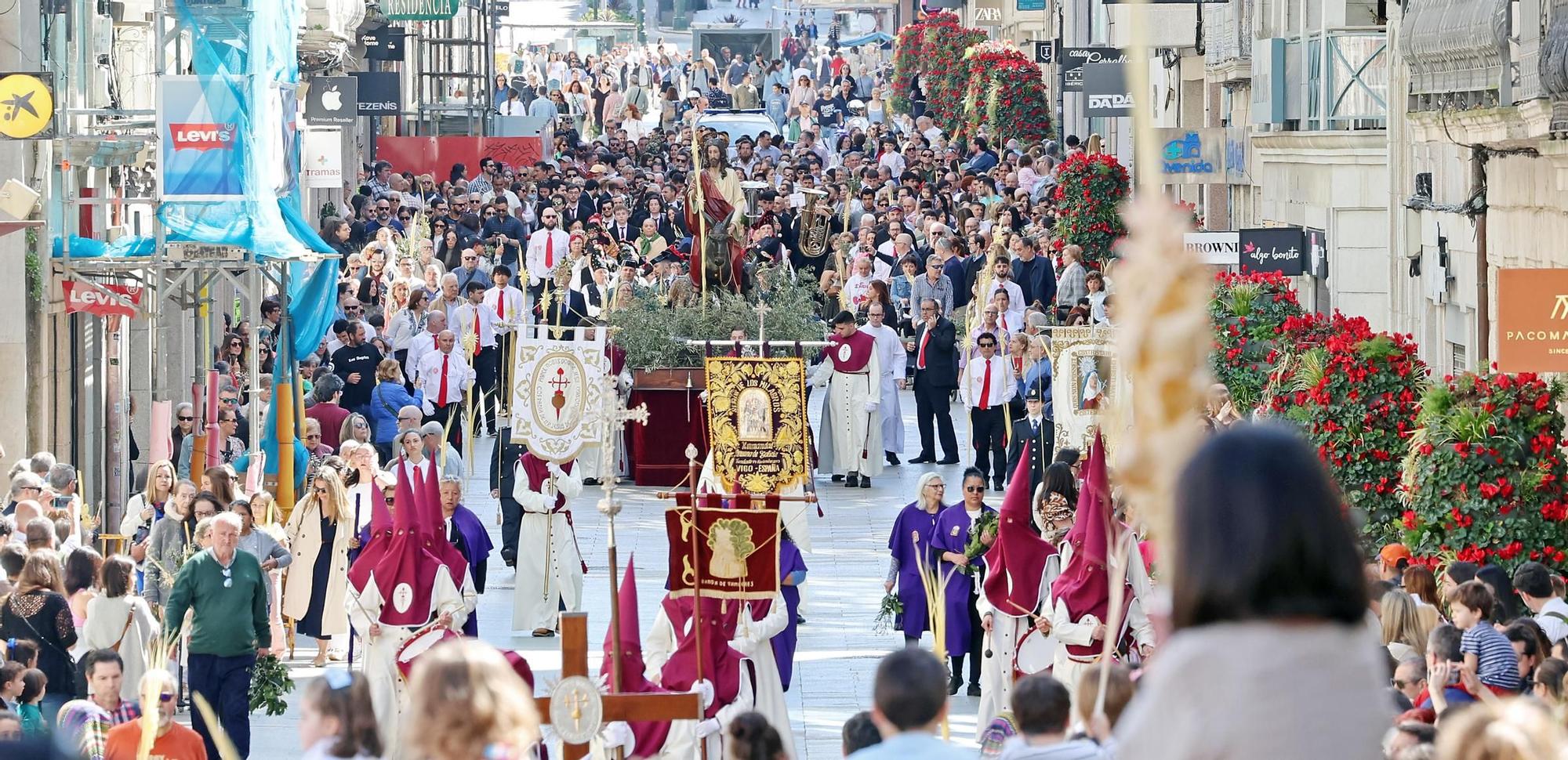 Cientos de fieles acompañan a la 'Borriquita' y bendicen sus ramos en Vigo