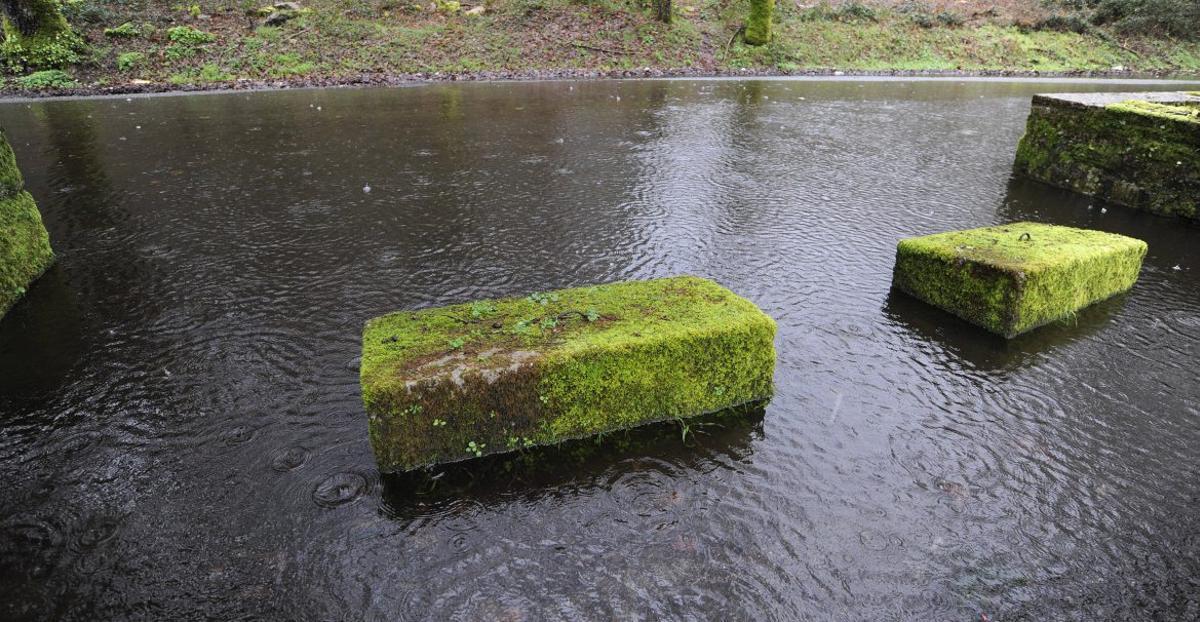 Área de descanso con «piscina» incorporada en Taboada | BERNABÉ/JAVIER LALÍN