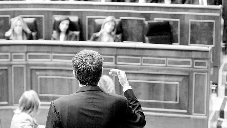 Zapatero, de espaldas, durante su intervención en el Congreso.