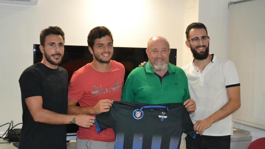 Samu López, Mario Ucles, y Joaquín Amat junto al presidente.