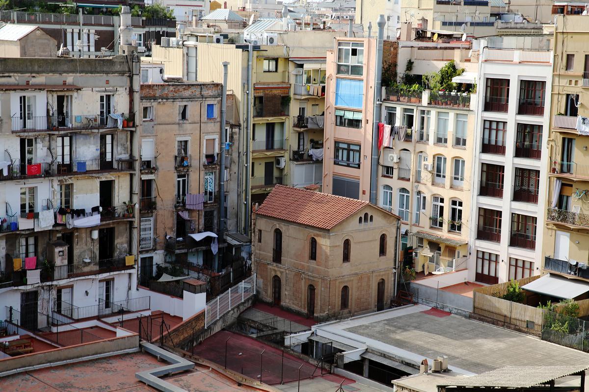 La masia extraña que hay en un interior de manzana del eixample, entre las calles Muntaner, Gran Via, Aribau y Diputació. 