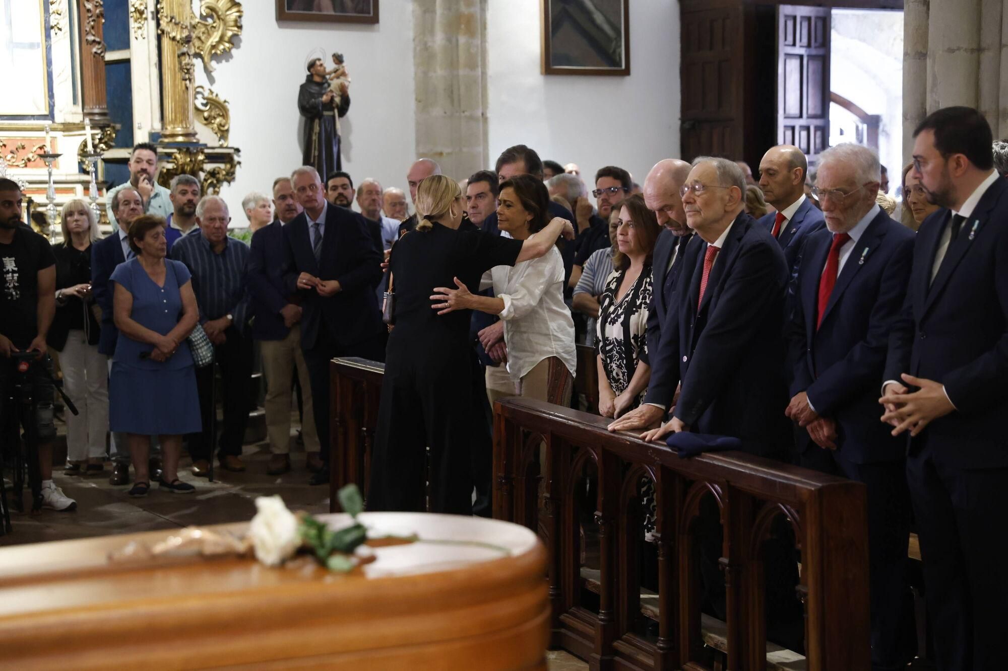 Las imágenes del funeral de Antonio Trevín en la basílica de Llanes.