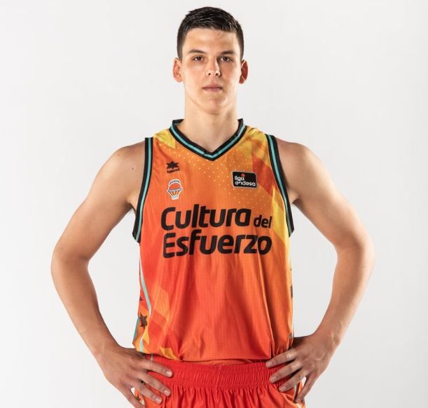 Las nuevas equipaciones de Valencia Basket: ¡Sorpresa con 'pólvora y cenizas'!