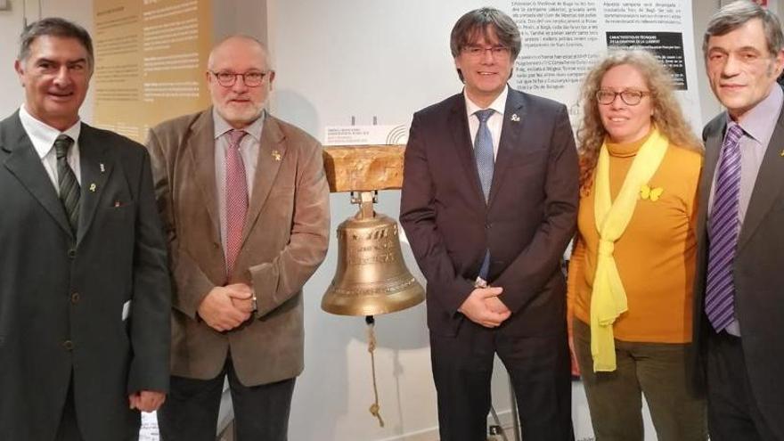 Membres de l&#039;entitat baganesa amb la campana Llibertat i Carles Puigdemont i Lluís Puig